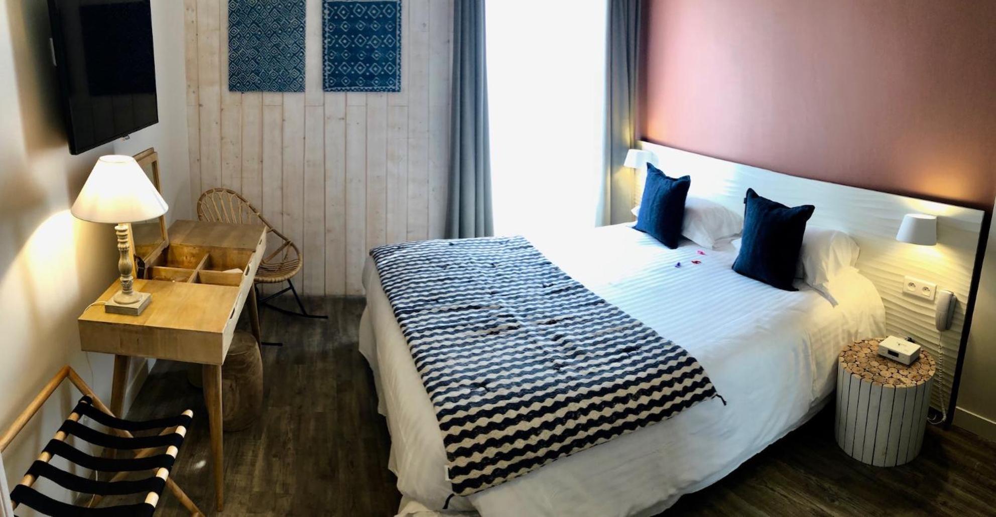 Double Room with Balcony and Partial Sea View,784536675:JPEG